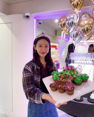 Han Geu-ru Instagram - 내 생일 5월29일..
오늘은 6월30일…😳🤣🤭
우리 많이 늦게 만났다 그쳐?😂
ㅋㅋㅋㅋㅋㅋㅋㅋㅋㅋㅋㅋㅋ
너무 특별한 케이크까지🥹
고마워용 언니들🫶🏻🎀

@ssung916 
@chaea_han 
@bh7433 
@lbm_seoul