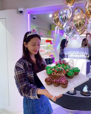 Han Geu-ru Instagram - 내 생일 5월29일..
오늘은 6월30일…😳🤣🤭
우리 많이 늦게 만났다 그쳐?😂
ㅋㅋㅋㅋㅋㅋㅋㅋㅋㅋㅋㅋㅋ
너무 특별한 케이크까지🥹
고마워용 언니들🫶🏻🎀

@ssung916 
@chaea_han 
@bh7433 
@lbm_seoul