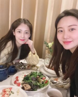 Han Geu-ru Instagram - 잼잼맘 라다맘♥️
애들 등원시키고 이른아침부터 만난 우리🤣

#5세엄마들#언제봐도참착한언니#누구보다멋지게빛나는언니#잼잼이도예쁘게잘키워낸언니👏#힘내자용♥️
#근데우리사진이왜다흔들린거지ㅋㅋㅋㅋㅋㅋ#사진첩엔전부애들사진뿐🥲