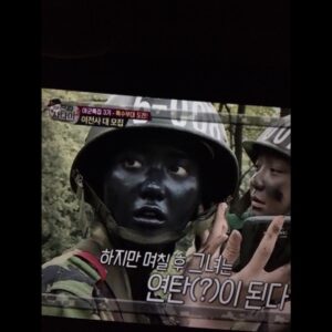 Han Geu-ru Instagram - 아무리 땀을 흘려도
물을 뿌려도
흙탕물에서 굴러도
지워지지않았다.. 완벽한#위장#연탄#내려놓음