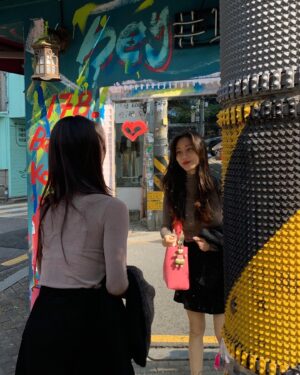 Han Geu-ru Instagram - 하트 거울 발견!!! 😃