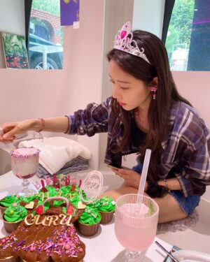 Han Geu-ru Instagram - 내 생일 5월29일..
오늘은 6월30일…😳🤣🤭
우리 많이 늦게 만났다 그쳐?😂
ㅋㅋㅋㅋㅋㅋㅋㅋㅋㅋㅋㅋㅋ
너무 특별한 케이크까지🥹
고마워용 언니들🫶🏻🎀

@ssung916 
@chaea_han 
@bh7433 
@lbm_seoul