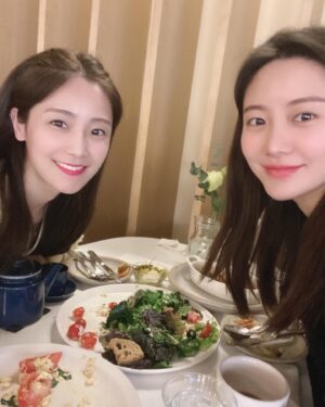 Han Geu-ru Instagram - 잼잼맘 라다맘♥️
애들 등원시키고 이른아침부터 만난 우리🤣

#5세엄마들#언제봐도참착한언니#누구보다멋지게빛나는언니#잼잼이도예쁘게잘키워낸언니👏#힘내자용♥️
#근데우리사진이왜다흔들린거지ㅋㅋㅋㅋㅋㅋ#사진첩엔전부애들사진뿐🥲