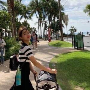 Han Geu-ru Instagram - ☀️ #아이들과첫해외여행
#많이도컸구나
#쌍둥이독박육아16개월째
#엄마는허리가아프다😭