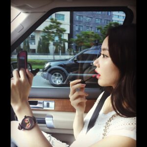 Han Geu-ru Instagram - #이쁜척 
풉🙊 웃기는한그루