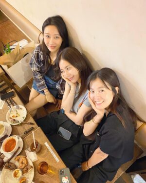 Han Geu-ru Instagram - 내 생일 5월29일..
오늘은 6월30일…😳🤣🤭
우리 많이 늦게 만났다 그쳐?😂
ㅋㅋㅋㅋㅋㅋㅋㅋㅋㅋㅋㅋㅋ
너무 특별한 케이크까지🥹
고마워용 언니들🫶🏻🎀

@ssung916 
@chaea_han 
@bh7433 
@lbm_seoul