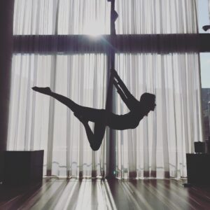 Han Geu-ru Instagram - 어렵다 끙😲

#재밌다#열심히해야징#플라잉요가#flyingyoga#lucia