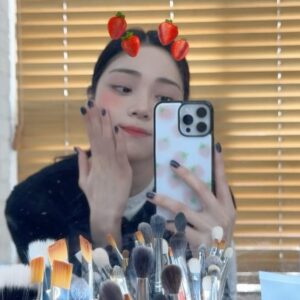 Han Jae-in Instagram - 몰라몰라파이팅🍓🤍