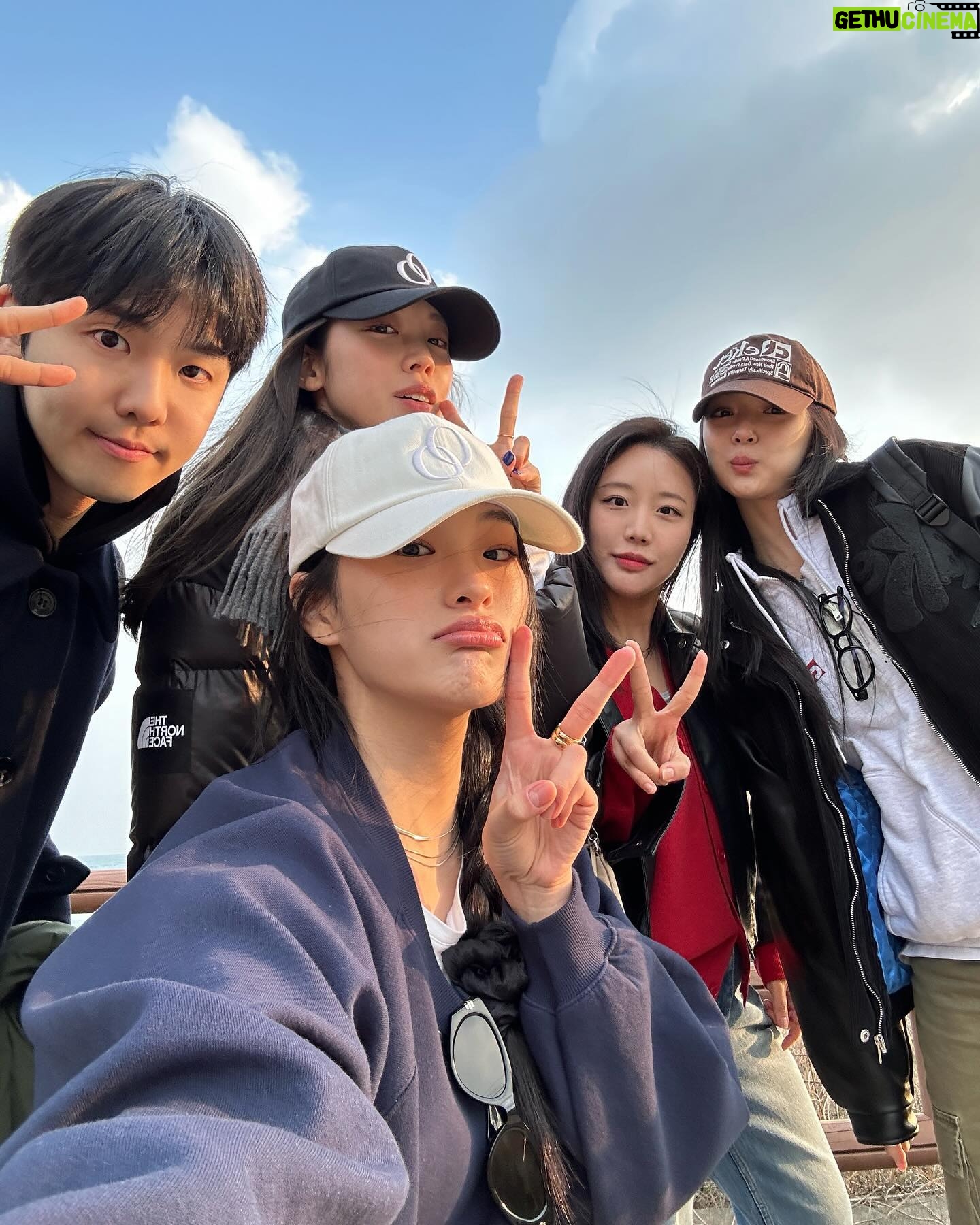 Han Jae-in - 9.1K Likes - 오랜만에 간 제주는 추웠고 낭만 있었고 사랑이 넘쳤고 시끄러웠고 배불렀고 마지막은 우리가좍!!!🐭