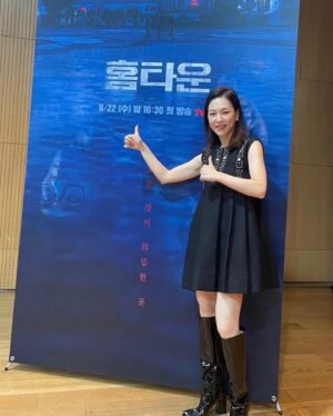 Han Yeri Instagram - 오랜만에 힘줘서 신난 사람. 
좋은 추석 보내시고, 22일 밤 10:30분에 만나요~ 홈타운 화이팅!!!