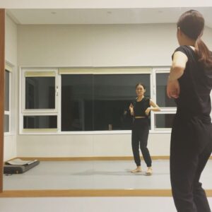 Han Yeri Instagram - 오밤중 즉흥. 춤을 출 결심.