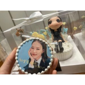 Han Yeri Instagram - 여러분 너무 감사합니다.
⠀
늘 부족한 배우를 이렇게 아낌없이 사랑해 주시니 너무 행복하네요.
14년이라는 시간 동안 제가 배우를 할 수 있었던 건 여러분과 저를 도와주시는 많은 분들이 계셨기에 가능한 일이였다고 생각합니다. 앞으로도 차근차근 제가 할 수 있는 만큼 즐겁게 일해 보도록 하겠습니다. 늘 곁에서 응원해 주시고 격려해 주셔서 감사합니다~
⠀
건강하고 행복해요 우리.