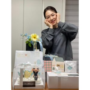 Han Yeri Instagram - 여러분 너무 감사합니다.
⠀
늘 부족한 배우를 이렇게 아낌없이 사랑해 주시니 너무 행복하네요.
14년이라는 시간 동안 제가 배우를 할 수 있었던 건 여러분과 저를 도와주시는 많은 분들이 계셨기에 가능한 일이였다고 생각합니다. 앞으로도 차근차근 제가 할 수 있는 만큼 즐겁게 일해 보도록 하겠습니다. 늘 곁에서 응원해 주시고 격려해 주셔서 감사합니다~
⠀
건강하고 행복해요 우리.