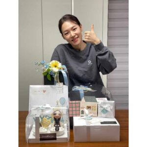Han Yeri Instagram - 여러분 너무 감사합니다.
⠀
늘 부족한 배우를 이렇게 아낌없이 사랑해 주시니 너무 행복하네요.
14년이라는 시간 동안 제가 배우를 할 수 있었던 건 여러분과 저를 도와주시는 많은 분들이 계셨기에 가능한 일이였다고 생각합니다. 앞으로도 차근차근 제가 할 수 있는 만큼 즐겁게 일해 보도록 하겠습니다. 늘 곁에서 응원해 주시고 격려해 주셔서 감사합니다~
⠀
건강하고 행복해요 우리.