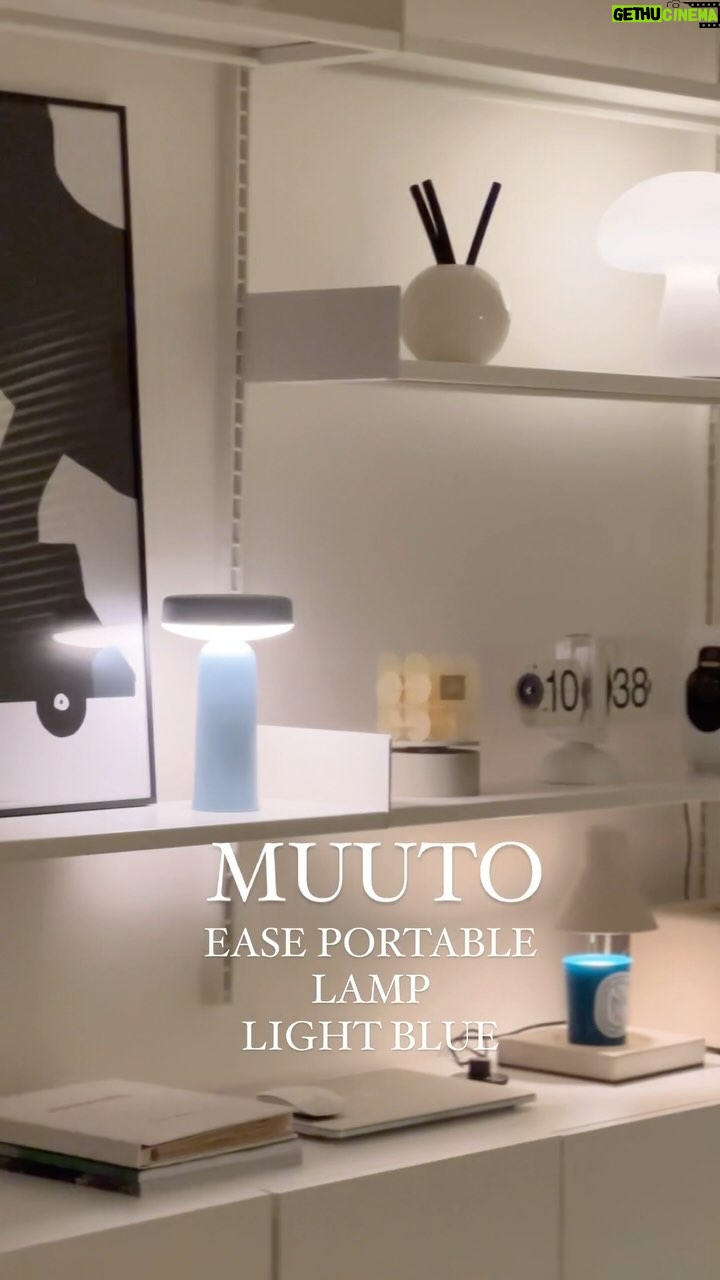 Han Bo-reum Instagram - 무토(Muuto)는 모던한 소재에 혁신적 기술과 독특한 디자인을 더해 새로운 스칸디나비안 디자인 전통을 표현하기 위하여 노력하는 덴마크 브랜드입니다. Ease Portable Lamp이 램프는 침대 옆, 책상, 카페 테이블 등 모든 곳에서 사용하기 좋은 램프입니다. 3레벨의 조광 가능한 논글레어 라이트를 제공하여 대기광과 기능광의 균형을 보여줍니다. #서울리빙디자인페어 에서도 만나요 🧏🏻♀️ #보룸밍 나두가여