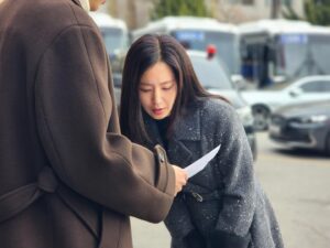 Han Chae-a Instagram - 현장. 📷 #멱살한번잡힙시다 #유윤영