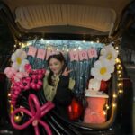 Han Ji-eun Instagram – 당신들이 있어 행복했다.
차디찹고 거센바람에 콧김이 서리는 날까지 
함께해준 모든 순간이 고마웠다. 한경팀.
……애정해💜#스터디그룹