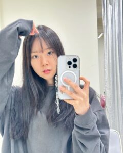 Han Seung-yeon Instagram - 요래됐습니다- #앞머리 #봄이와요 잘라야 끝나는 앞머리병. 기를려고 자르고, 자르려고 기르고