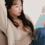 Han Seung-yeon Instagram - #다시사랑 어느 새벽, 책을 펼쳐들고는 그대로 끝까지 읽어버린 책. 나와 비슷한 나이대, 어느 정도는 낭만을 꿈꾸지만 어느 정도는 연애와 사랑에 대한 시니컬함에서 오는 공감대. 마치 친구와 수다를 떠는 듯한 가까운 거리감을 가진 글. 맞아 맞아 그렇지 하면서 읽다가 묘하게도 사랑하고 싶다는 마음이 생겨난다. 사랑의 환상에서 벗어나 현실에 발 딛고 살면서도- 사랑을 꿈꾸는 사람들에게, #광고 #다시사랑 #에세이추천 #책추천
