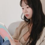 Han Seung-yeon Instagram - #다시사랑 어느 새벽, 책을 펼쳐들고는 그대로 끝까지 읽어버린 책. 나와 비슷한 나이대, 어느 정도는 낭만을 꿈꾸지만 어느 정도는 연애와 사랑에 대한 시니컬함에서 오는 공감대. 마치 친구와 수다를 떠는 듯한 가까운 거리감을 가진 글. 맞아 맞아 그렇지 하면서 읽다가 묘하게도 사랑하고 싶다는 마음이 생겨난다. 사랑의 환상에서 벗어나 현실에 발 딛고 살면서도- 사랑을 꿈꾸는 사람들에게, #광고 #다시사랑 #에세이추천 #책추천