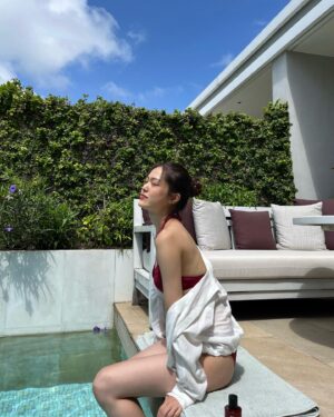 Han Sung-min Instagram - #광고 
Vacation with red Camellia🌺 

 #MyN1deCHANELDiary #N1DECHANEL #CHANELSKINCARE #REDCAMELLIA #레드까멜리아세럼 #샤넬안티에이징세럼