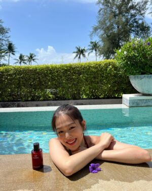 Han Sung-min Instagram - #광고 
Vacation with red Camellia🌺 

 #MyN1deCHANELDiary #N1DECHANEL #CHANELSKINCARE #REDCAMELLIA #레드까멜리아세럼 #샤넬안티에이징세럼