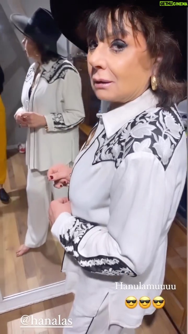 Hana Laslo - 1K Likes - @einav.nasiri