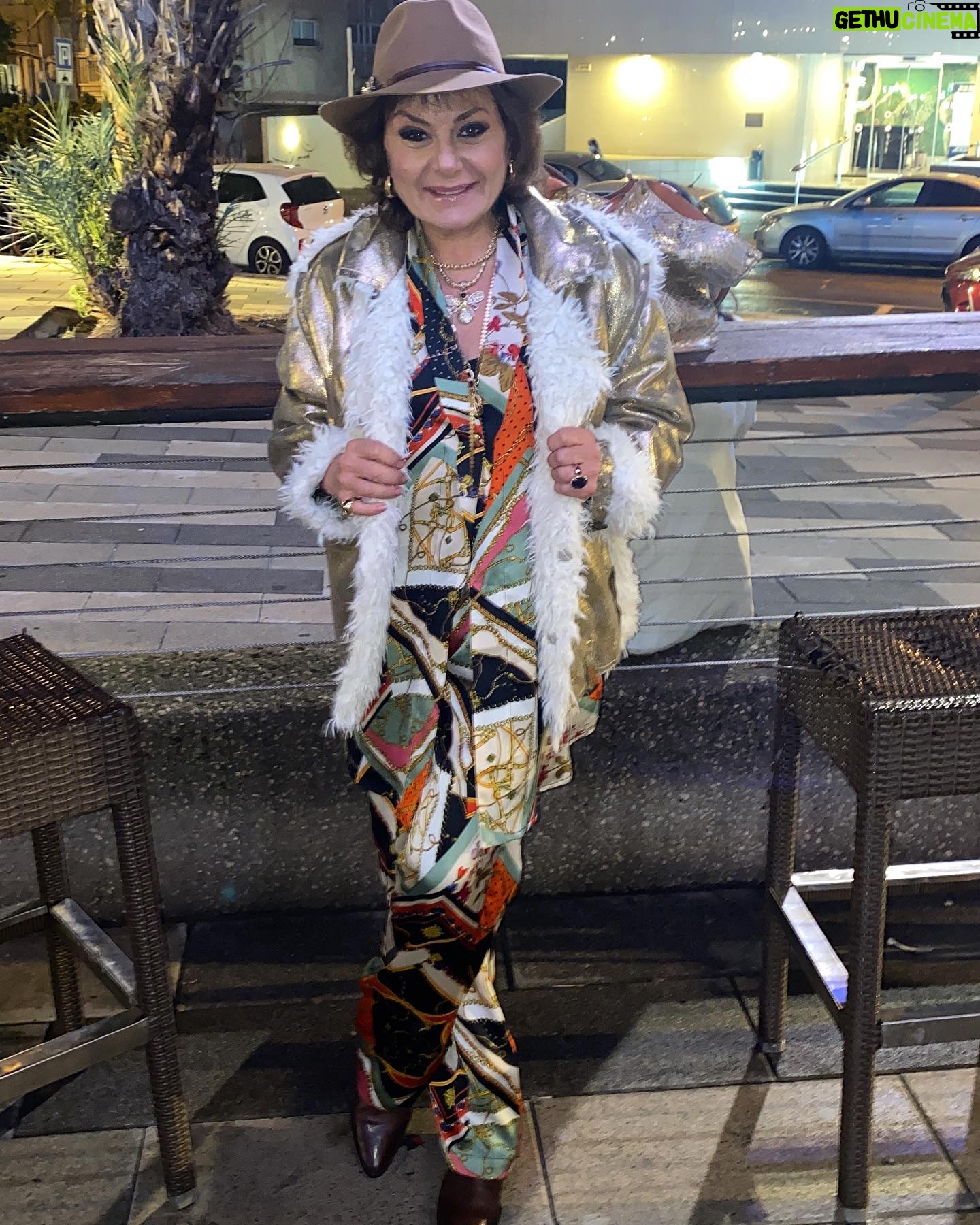 Hana Laslo - 1.2K Likes - @einav.nasiri עוד עיצוב משגע
אתמול בטרום הבכורה של ״לילה בחיפה ״ עמוס גיתאי