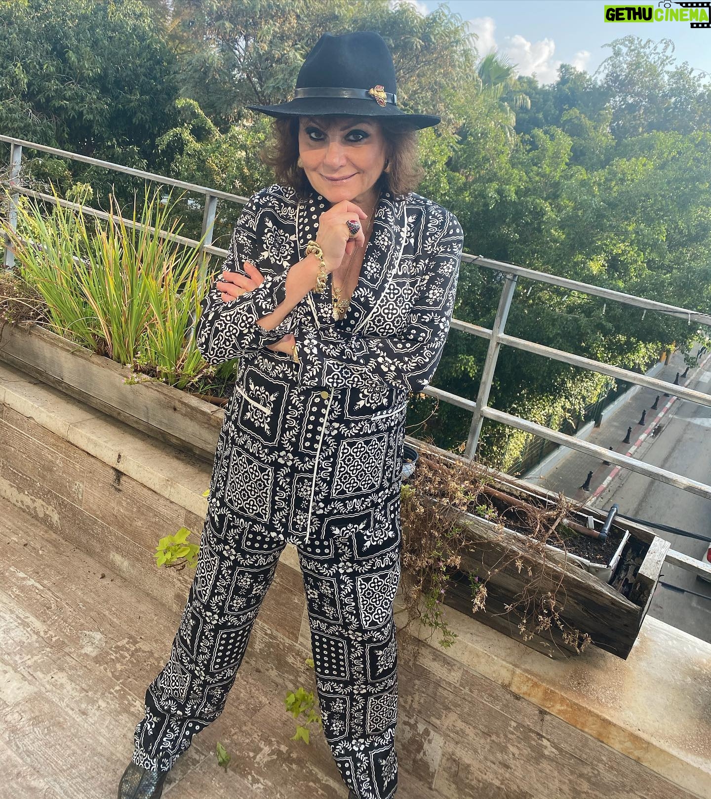 Hana Laslo - 2.1K Likes - חוגגת את סוף הסגר השלישי בחליפה של @einav.nasiri ♥️