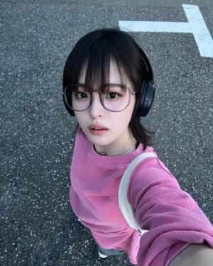 Hana Toyoshima Instagram - 友達があまりにかわいいマスコットを作ってくれました🥹

同じ色でおでかけ^ ^🩷

#道路のTは #とよしまのT
