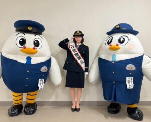 Hana Toyoshima Instagram - ・
本日、越谷警察署の一日警察署長を務めさせて頂きました！👮🏻

たくさん貴重な経験をさせていただきました。
ご協力頂いた警察官及び関係者の皆様、本当にありがとうございました！
そして、お忙しい中越谷レイクタウンに駆けつけてくださった方々も、ありがとうございました。

今日のイベントをご覧いただいた皆様に、特殊詐欺や交通事故の危険性や防犯の重要性が、届いていることを心から願います。そして私も自分自身や家族、大切な人たちを守れるように改めて普段から気を引き締めようと思いました！
