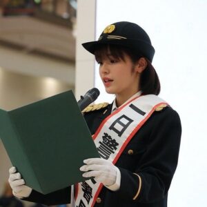 Hana Toyoshima Instagram - ・
本日、越谷警察署の一日警察署長を務めさせて頂きました！👮🏻

たくさん貴重な経験をさせていただきました。
ご協力頂いた警察官及び関係者の皆様、本当にありがとうございました！
そして、お忙しい中越谷レイクタウンに駆けつけてくださった方々も、ありがとうございました。

今日のイベントをご覧いただいた皆様に、特殊詐欺や交通事故の危険性や防犯の重要性が、届いていることを心から願います。そして私も自分自身や家族、大切な人たちを守れるように改めて普段から気を引き締めようと思いました！