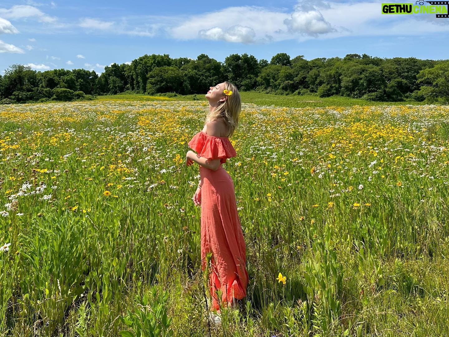 Hana Hayes Instagram - this is an ad for the I phone 14