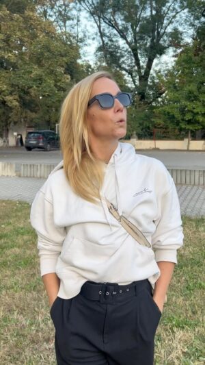 Hana Vagnerová Instagram - Cinema by Vagnerova/Dufek
Aneb cele dny lezim na divanu

Music by vytah!!!!
Prihlaste se k nam do kurzu na @trampolinypraha a budete nuceni tocit podobne bijaky!!!!
Vic info take na www.trampolinypraha.cz
Uvidime se v Tyrsove dome na Ujezde v Sokole Kampa💪🖤