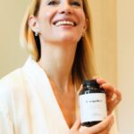 Hana Vagnerová Instagram – Jestli shanite skvelej Vanocni darek tak mam pro vas uzasnej tip
Anna Brandejs prisla s Vanocnimi balicky s jejich bestsellery v peci o plet
Krome nocniho kremu (kterej miluju zvlast ted v zime, protoze je poradne hutnej a plet Vam nadherne vyzivi) si muzete vybrat mezi Collagenem 11 a Peptidovym serem, ktery plet opravdu uzasne zpevni
A k tomu prekrasna svicka od Anny Brandejs na dlouhe zimni vecery❤️
@annabrandejs_czsk