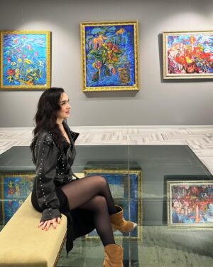 Hande Kaptan Instagram - reality is the canvas and you are the artist.🎨
.
tarihi dokusu korunarak sanat hayatına kazandırılmış @vernisultanahmet'i keşfetmek, resimlerle konuşmak, ressamların hikayesini dinlemek, saatlerce dostlarla vakit geçirmek için harika bir gündü. uğramanızı tavsiye ederim.
.
.
.
#reklam yazma zorunluluğu.