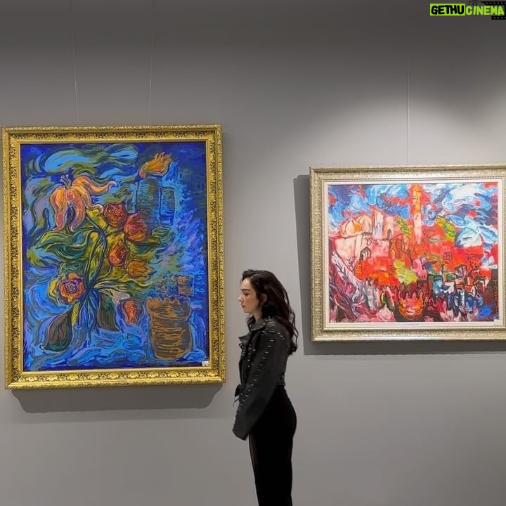Hande Kaptan - 4.1K Likes - reality is the canvas and you are the artist.🎨
.
tarihi dokusu korunarak sanat hayatına kazandırılmış @vernisultanahmet'i keşfetmek, resimlerle konuşmak, ressamların hikayesini dinlemek, saatlerce dostlarla vakit geçirmek için harika bir gündü. uğramanızı tavsiye ederim.
.
.
.
#reklam yazma zorunluluğu.
