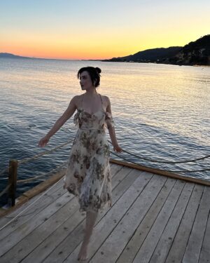 Hande Kaptan Instagram - sunset lover☀️🏖️
.
tinkerbell sihir yapmaya gidiyor 🪄✨