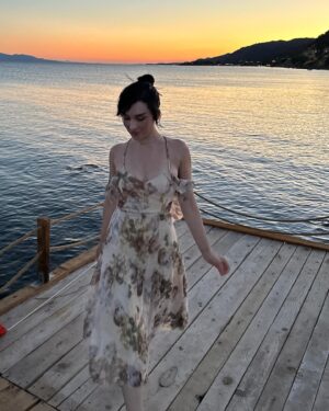 Hande Kaptan Instagram - sunset lover☀️🏖️
.
tinkerbell sihir yapmaya gidiyor 🪄✨