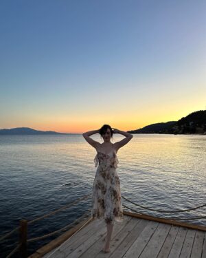 Hande Kaptan Instagram - sunset lover☀️🏖️
.
tinkerbell sihir yapmaya gidiyor 🪄✨