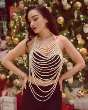 Hande Kaptan Instagram - hello 2023♥️ lets shine🪩

.
.
pearly crop @perihandemirdelen