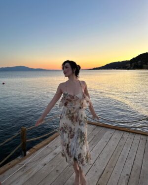 Hande Kaptan Instagram - sunset lover☀️🏖️
.
tinkerbell sihir yapmaya gidiyor 🪄✨