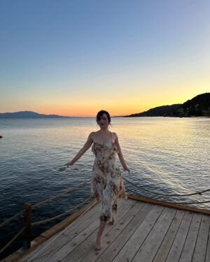 Hande Kaptan Instagram - sunset lover☀️🏖️
.
tinkerbell sihir yapmaya gidiyor 🪄✨