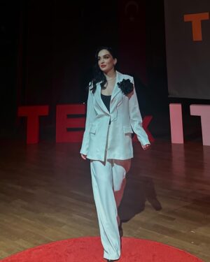 Hande Kaptan Instagram - TEDxITU gururla sunuldu♥️ 
küçük anlar büyük dönüşümler yarattı. 
son videoda full ekibimiz var, hepsi birlikte çalışmaktan gurur duyduğum eğitimlerine ve karakterlerine hayran olduğum kişiler. this is a vibe♥️ @itutedx 
.
styling @recepdemirayy 
suit @gonuldesigner 
.
.
#tedx #tedtalks #istanbul #handekaptan #türkiye #reklam öf #fashion #ootd #style