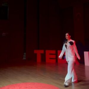 Hande Kaptan Instagram - TEDxITU gururla sunuldu♥️ 
küçük anlar büyük dönüşümler yarattı. 
son videoda full ekibimiz var, hepsi birlikte çalışmaktan gurur duyduğum eğitimlerine ve karakterlerine hayran olduğum kişiler. this is a vibe♥️ @itutedx 
.
styling @recepdemirayy 
suit @gonuldesigner 
.
.
#tedx #tedtalks #istanbul #handekaptan #türkiye #reklam öf #fashion #ootd #style