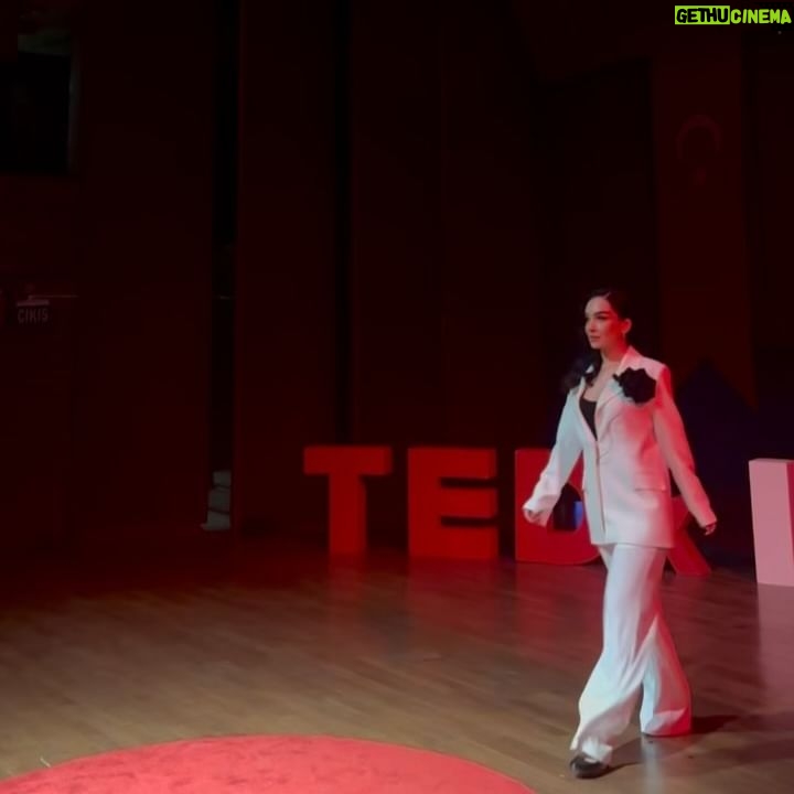 Hande Kaptan - 1.8K Likes - TEDxITU gururla sunuldu♥️
küçük anlar büyük dönüşümler yarattı.
son videoda full ekibimiz var, hepsi birlikte çalışmaktan gurur duyduğum eğitimlerine ve karakterlerine hayran olduğum kişiler. this is a vibe♥️ @itutedx
.
styling @recepdemirayy
suit @gonuldesigner
.
.
#tedx #tedtalks #istanbul #handekaptan #türkiye #reklam öf #fashion #ootd #style