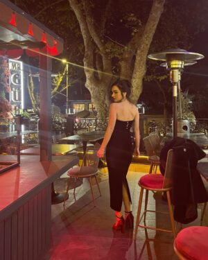 Hande Kaptan Instagram - dün gece hakkında her şey ♥️
black velvet & pearly moments
.
.
.
.
.