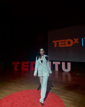 Hande Kaptan Instagram - TEDxITU gururla sunuldu♥️ 
küçük anlar büyük dönüşümler yarattı. 
son videoda full ekibimiz var, hepsi birlikte çalışmaktan gurur duyduğum eğitimlerine ve karakterlerine hayran olduğum kişiler. this is a vibe♥️ @itutedx 
.
styling @recepdemirayy 
suit @gonuldesigner 
.
.
#tedx #tedtalks #istanbul #handekaptan #türkiye #reklam öf #fashion #ootd #style