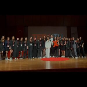 Hande Kaptan Instagram - TEDxITU gururla sunuldu♥️ 
küçük anlar büyük dönüşümler yarattı. 
son videoda full ekibimiz var, hepsi birlikte çalışmaktan gurur duyduğum eğitimlerine ve karakterlerine hayran olduğum kişiler. this is a vibe♥️ @itutedx 
.
styling @recepdemirayy 
suit @gonuldesigner 
.
.
#tedx #tedtalks #istanbul #handekaptan #türkiye #reklam öf #fashion #ootd #style