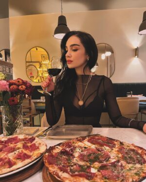 Hande Kaptan Instagram - 📍@imperiaristorante  Sizi bu akşam sofistike bir fine dining deneyimine götürüyorum.♥️ @imperiaristorante 'yi arkadaşımın daveti sayesinde keşfetmiştim; o akşam minik minik eşlikçi tadımları yapmıştım, tadı damağımda kalınca bu lezzetlerden doya doya yemek ve sıcak atmosferini yeniden deneyimlemek için tekrar gittim. Mekanın işletmecisi ve şefi @yigalbicaco Fransız ve İtalyan unsurları içeren sofistike menüsünden seçim yapmamıza yardımcı oldu, işletmesinin hikayeyesini anlattı. Seçimlerimle uyumlu olabilecek şarabı tavsiye etti. Kokteyllerini de çok seviyorum, margaritasını denedim tabii ki. 
.
Ben mekanın kendi üretimi ekşi maya ekmekle servis edilen 'somon tartin' , salatalardan 'delmonico', yanında soğan marmelatı ile gelen 'melt brie', soslarını şefin özel olarak yaptığı incecik, çıtır, ekşi maya ile hazırlanan pizzalardan 'sicilian' ve 'füme' seçtim. Tadı hala damağımda. Buranın  sırlarından biri de peynirlerini bir İtalyan firmasından alması ve şarküteri ürünlerini butik bir kasaba özel olarak ürettirmesi. Haliyle bu detaylar lezzetlere yansıyor. Misafirlerini tekrar tekrar çağıran bir ruhu var buranın. Taste!
#tavsiye #mekanönerisi 
.
.
.

#yemekler #yemek #travel #istanbul #pizza #foodphotography #food #finedining